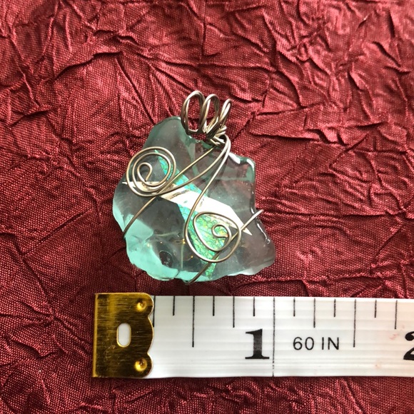 Bundle of hand polished glass art & wire pendants. - Picture 10 of 13
